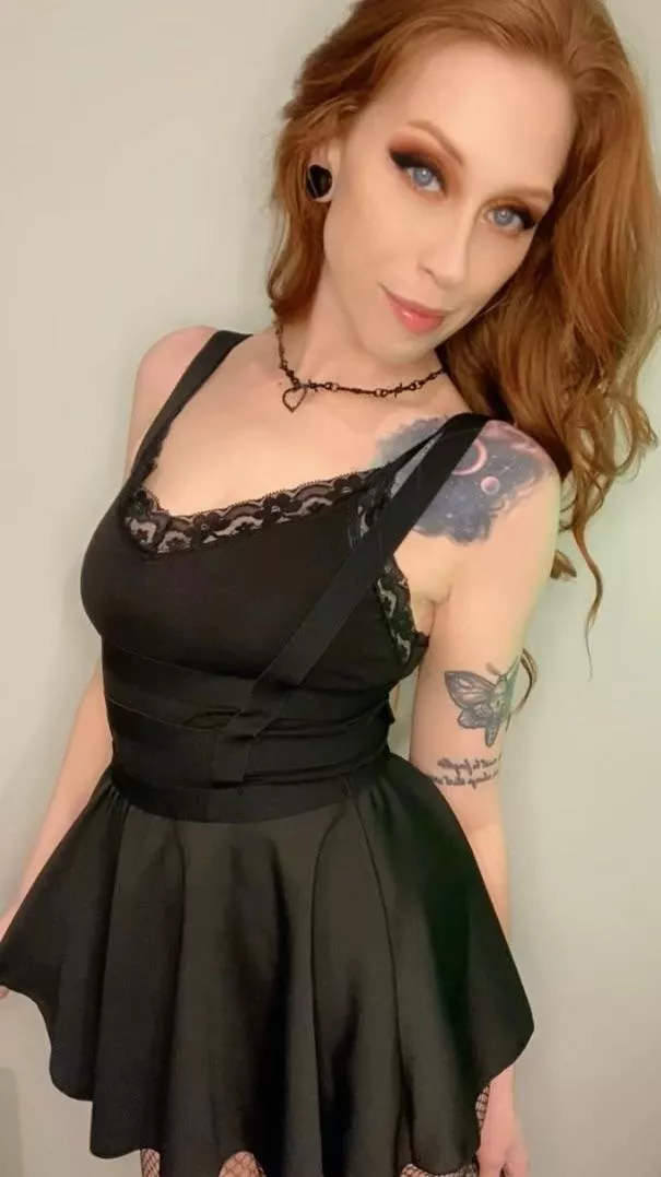 A tattooed redhead a day keeps… life interesting 😜