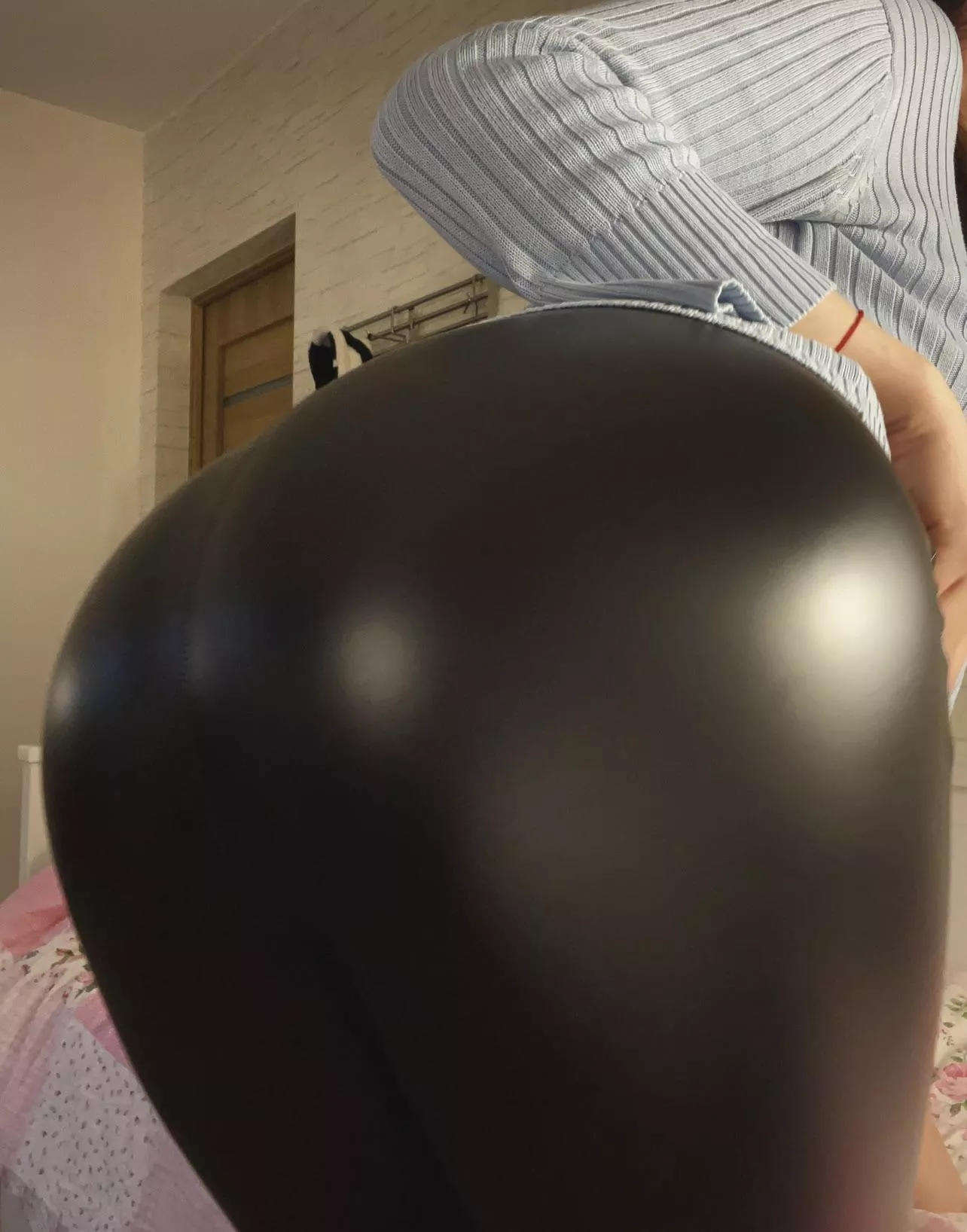 Juicy 19yo wasian ass looking for a seat🤭