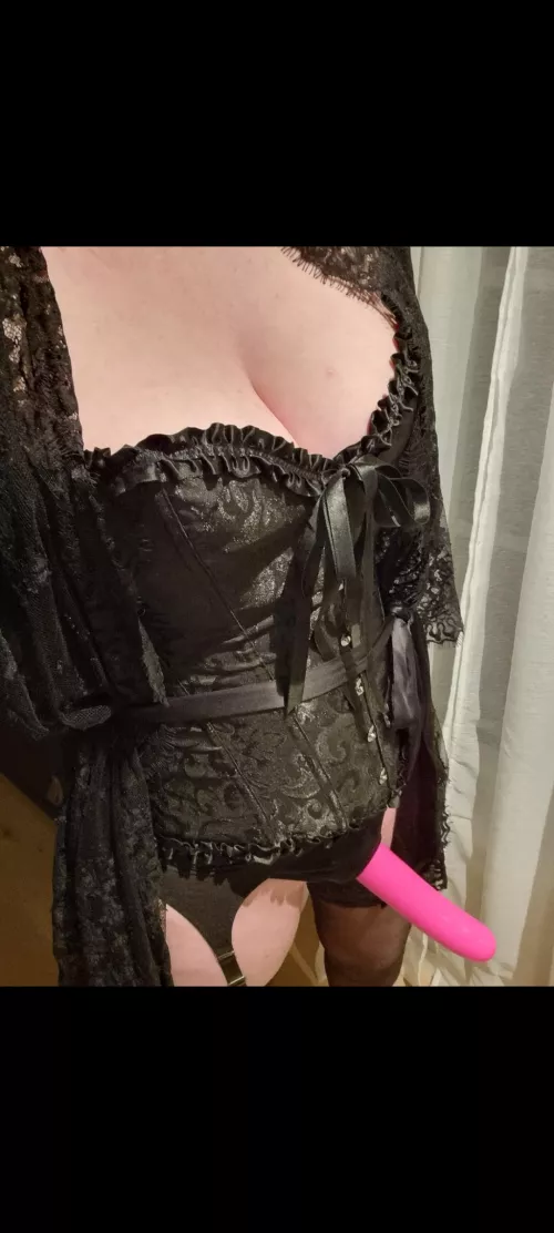 This is the first pic my mistress sendt me, telling me to meet her right a way. What would you answer be to this?