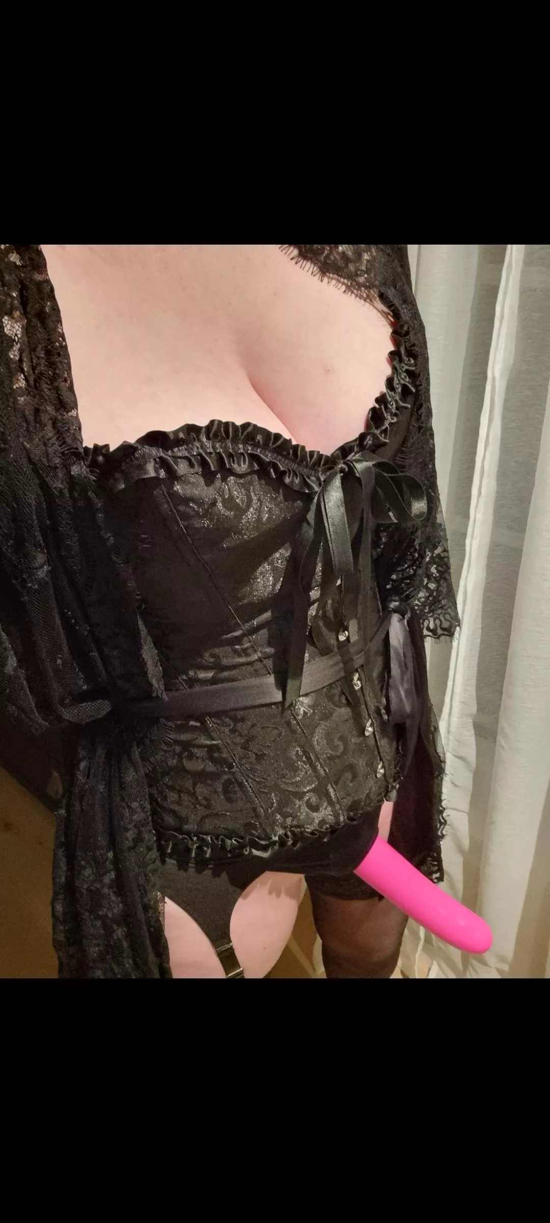 This is the first pic my mistress sendt me, telling me to meet her right a way. What would you answer be to this?