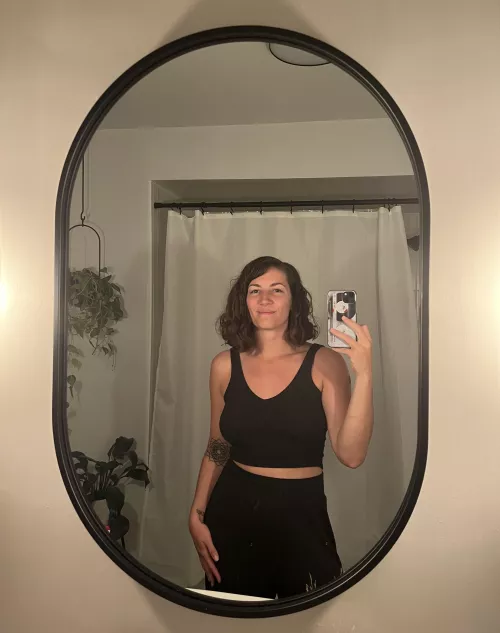 Caught my reflection and thought she was cute 💁🏻‍♀️ [f]