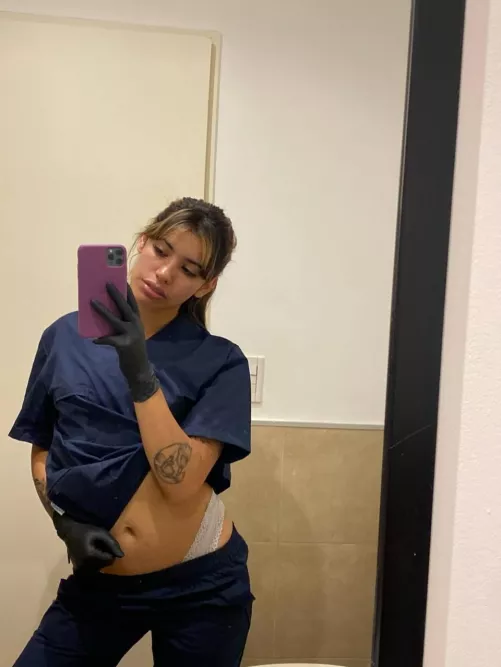 I need a man's opinion on whether or not I should jerk off with black gloves on🧤