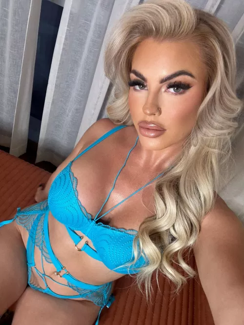 Blondes like me always looks so damn good in blue.