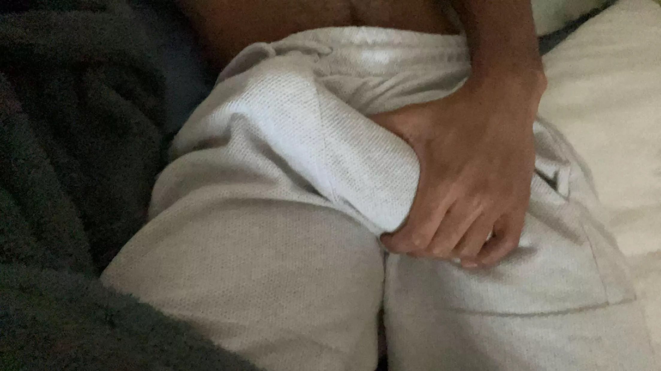 I wonder what if my lady landlord see me like this 👀