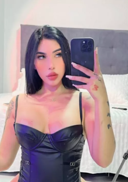 IUTR , Mirror Selfie