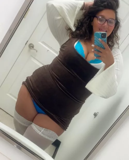 Make me your favorite office slut 😘😘