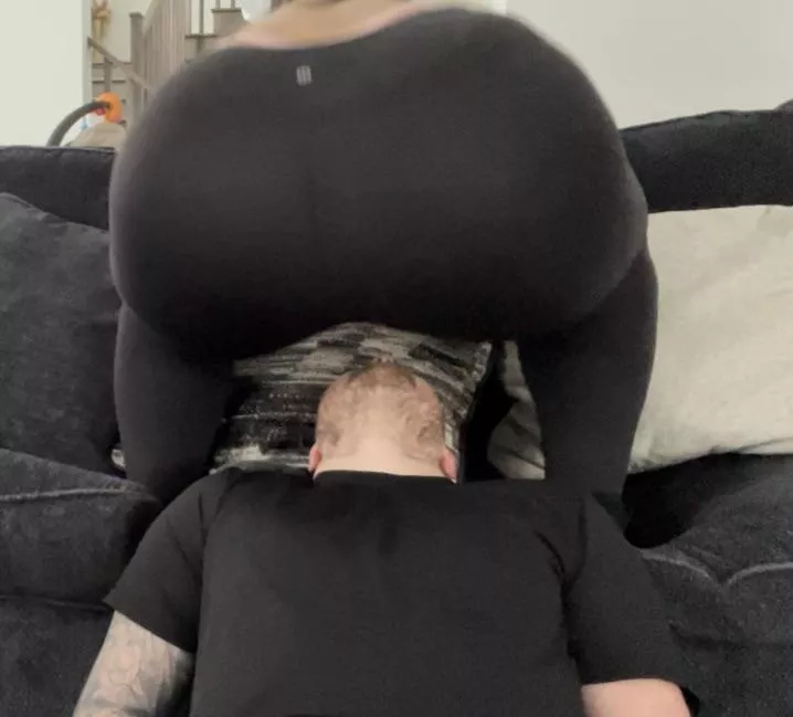 About to suffocate his face 🤭😈💋🍑