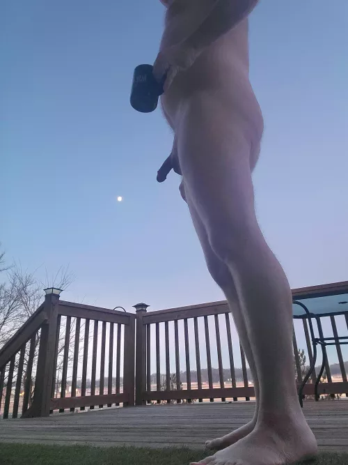 There's something appropriate about the moon still being visible for this morning's coffee. Happy hump day CGW ☕️😘