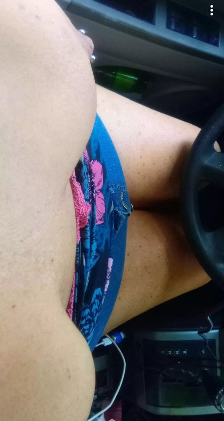 Thick, naughty Southern belle here, waiting for you.