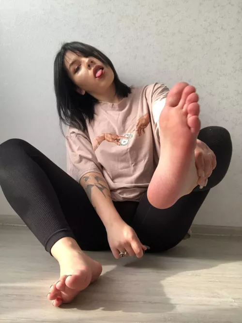 Waking up to my soft soles and toes, doesn't get better than this oc