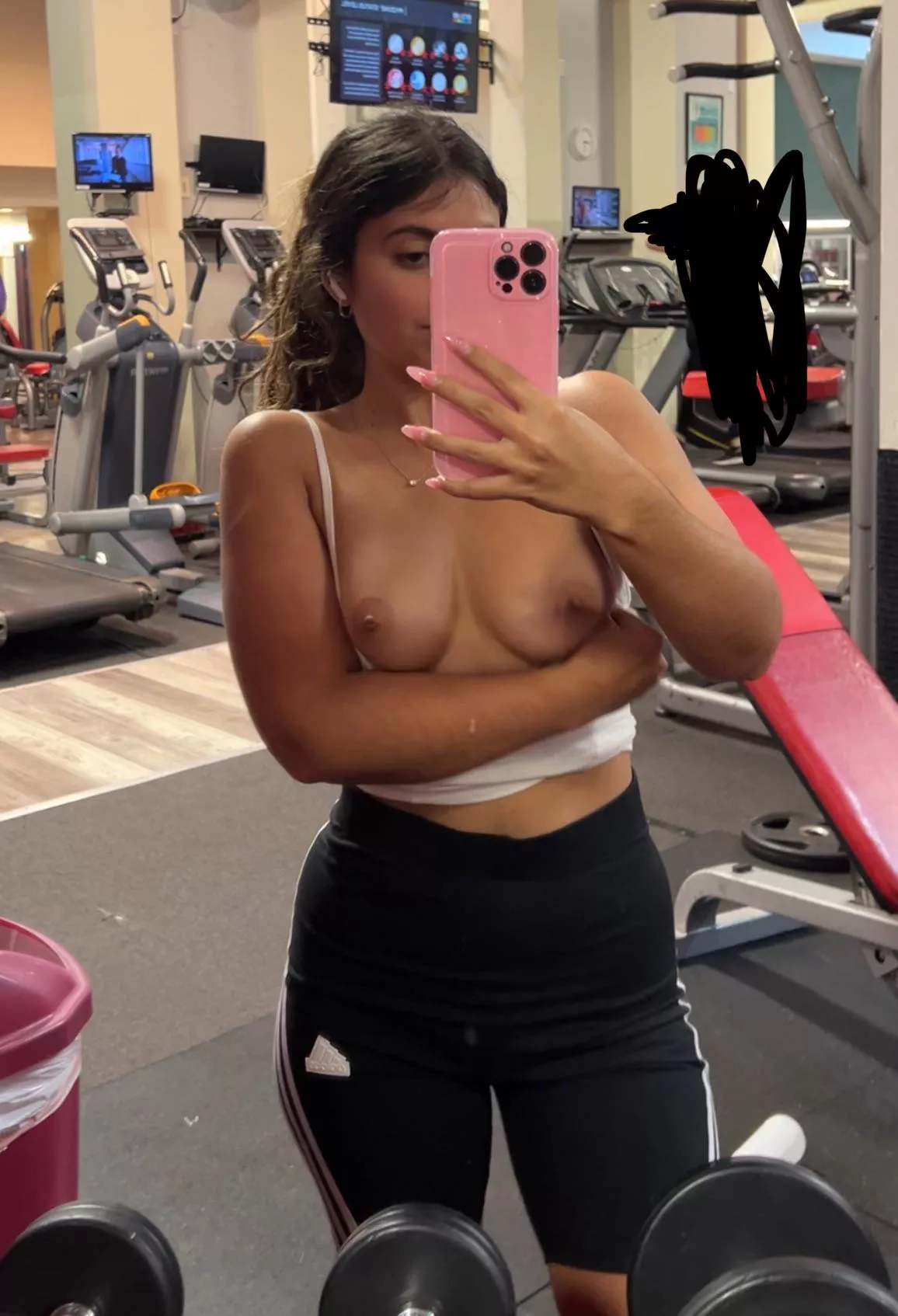 [F]lashing my sweaty tits at the gym