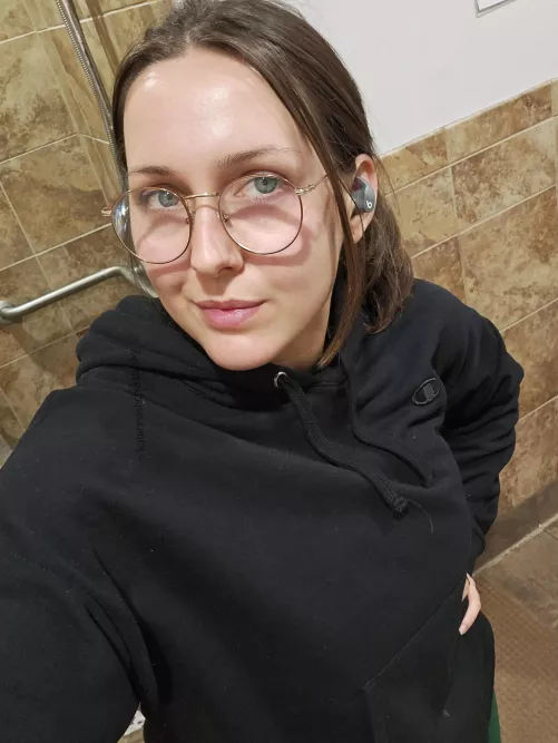 I know we all love sweaty bodies, but we need a sweaty selfie dumping ground.