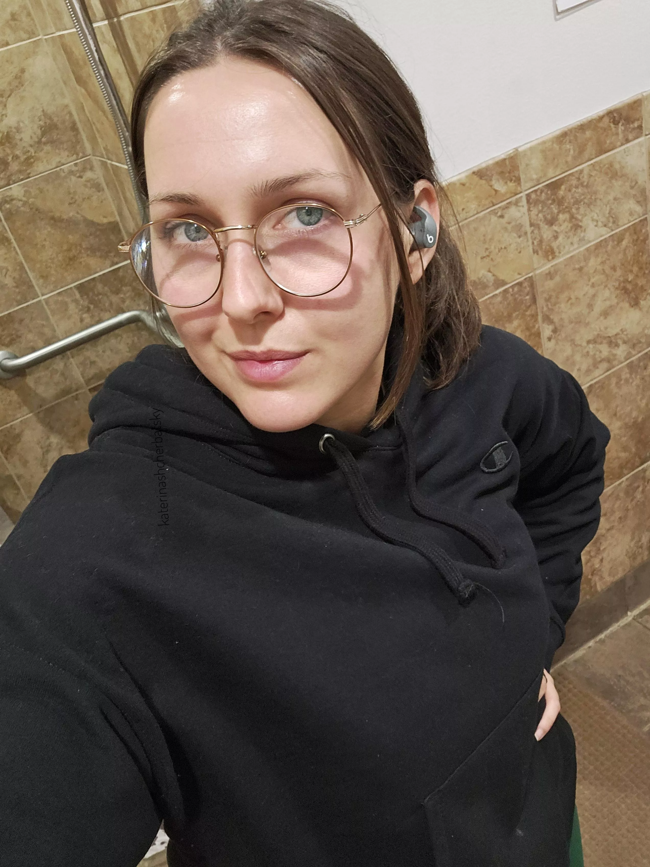 I know we all love sweaty bodies, but we need a sweaty selfie dumping ground.