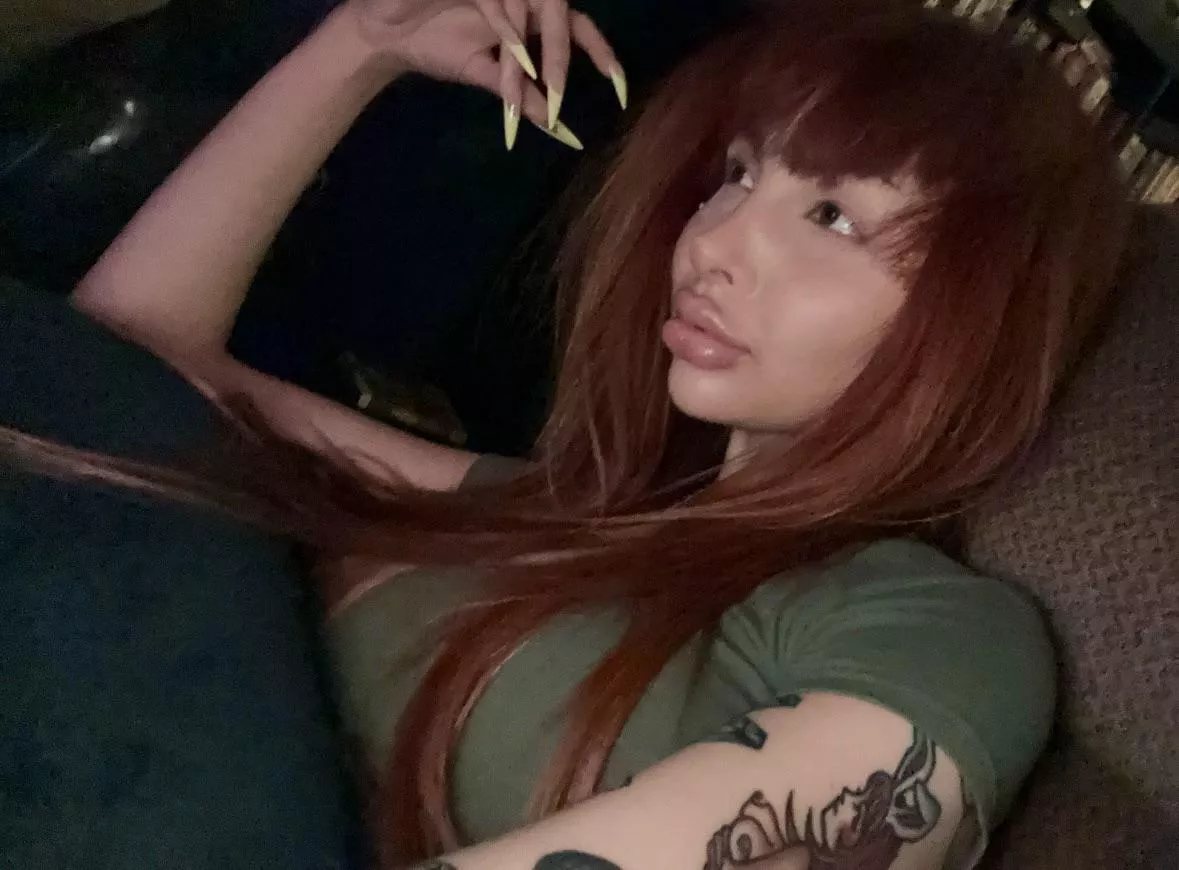 this lil doll loves her claws!