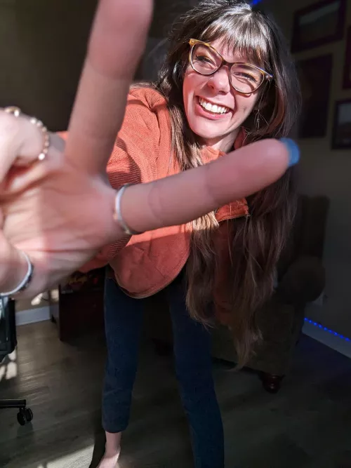 When life gives you sunshine, make a happy peace sign.🌞🕊 🍑 [GFE][PTY]