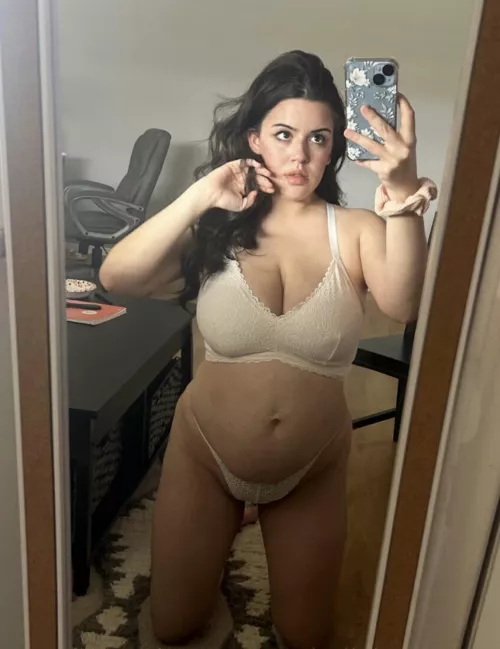 At 4 months pregnant. Do I make a cute milf? 😘