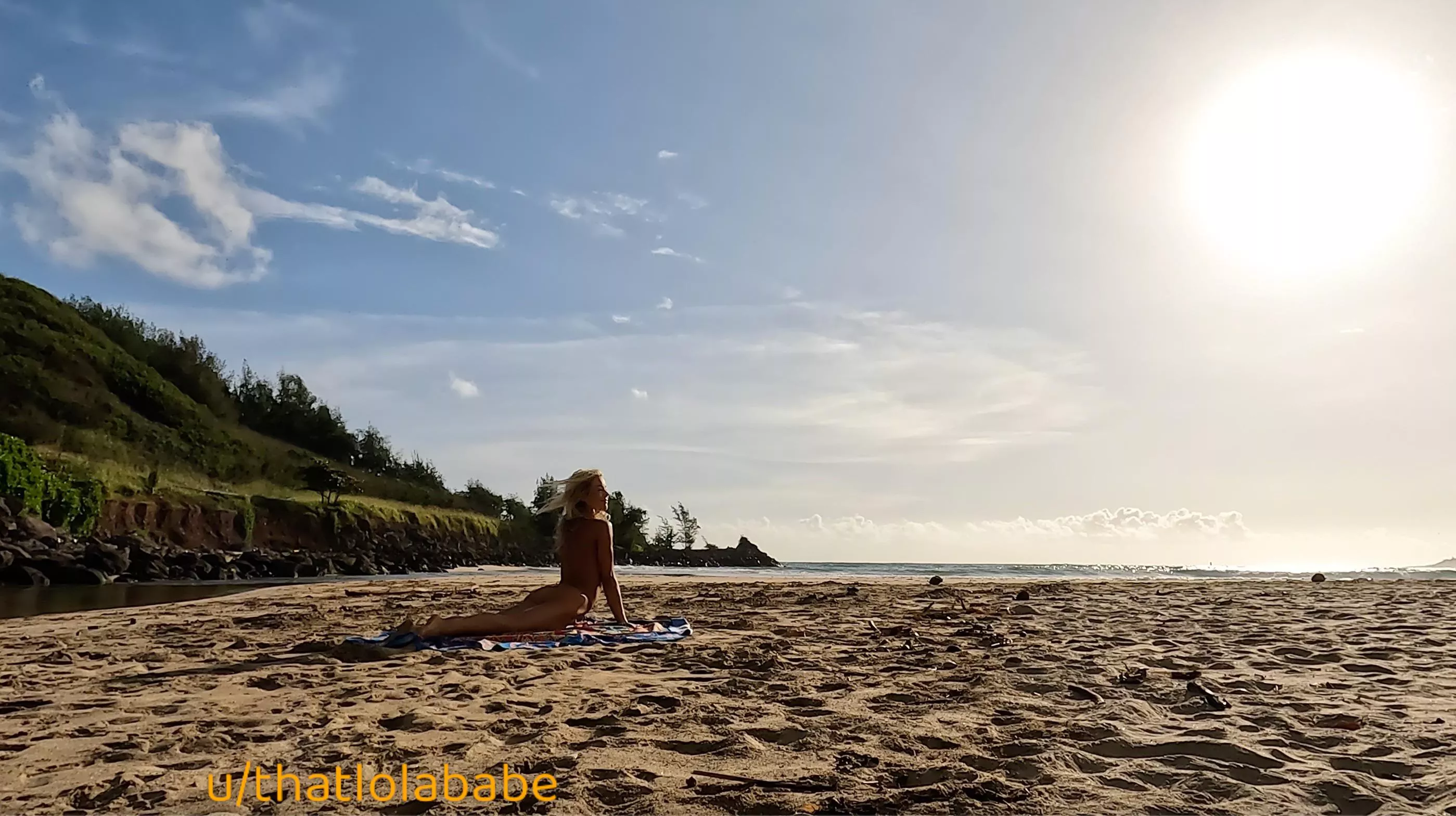Naked sunshine yoga💗☀️