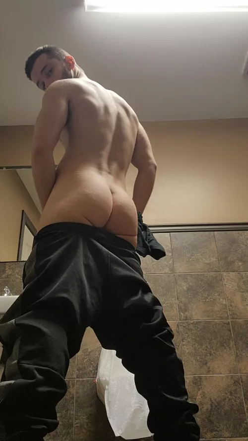 alone at the gym in the AM... 😏