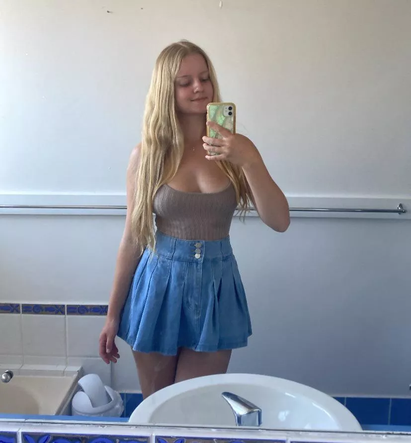 I’ve been testing what colours suit my hair, so you think this brown looks nice with it?