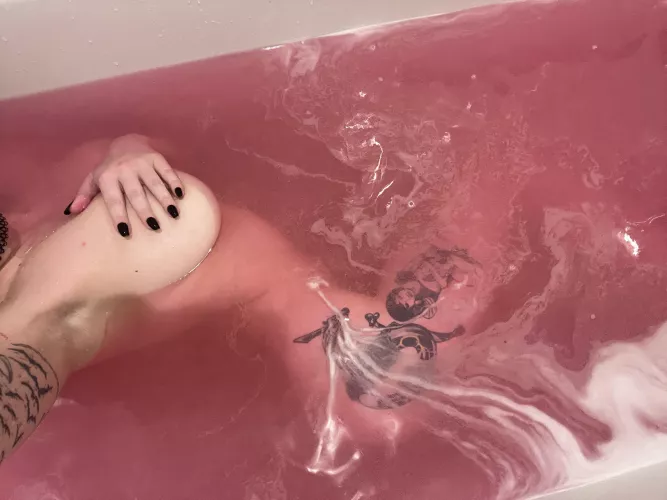 My friend gave me this bathbomb for my birthday 🩷