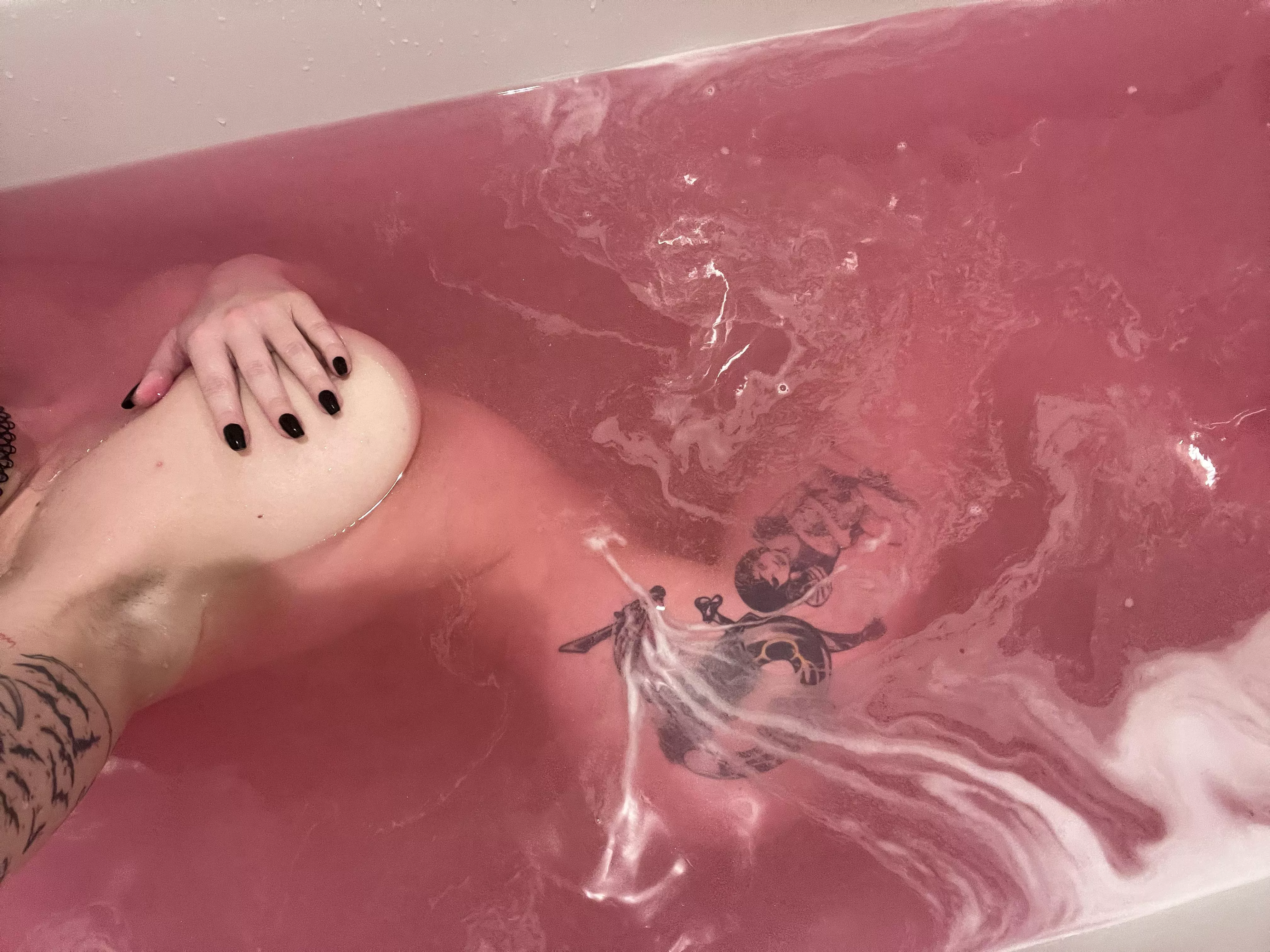 My friend gave me this bathbomb for my birthday 🩷