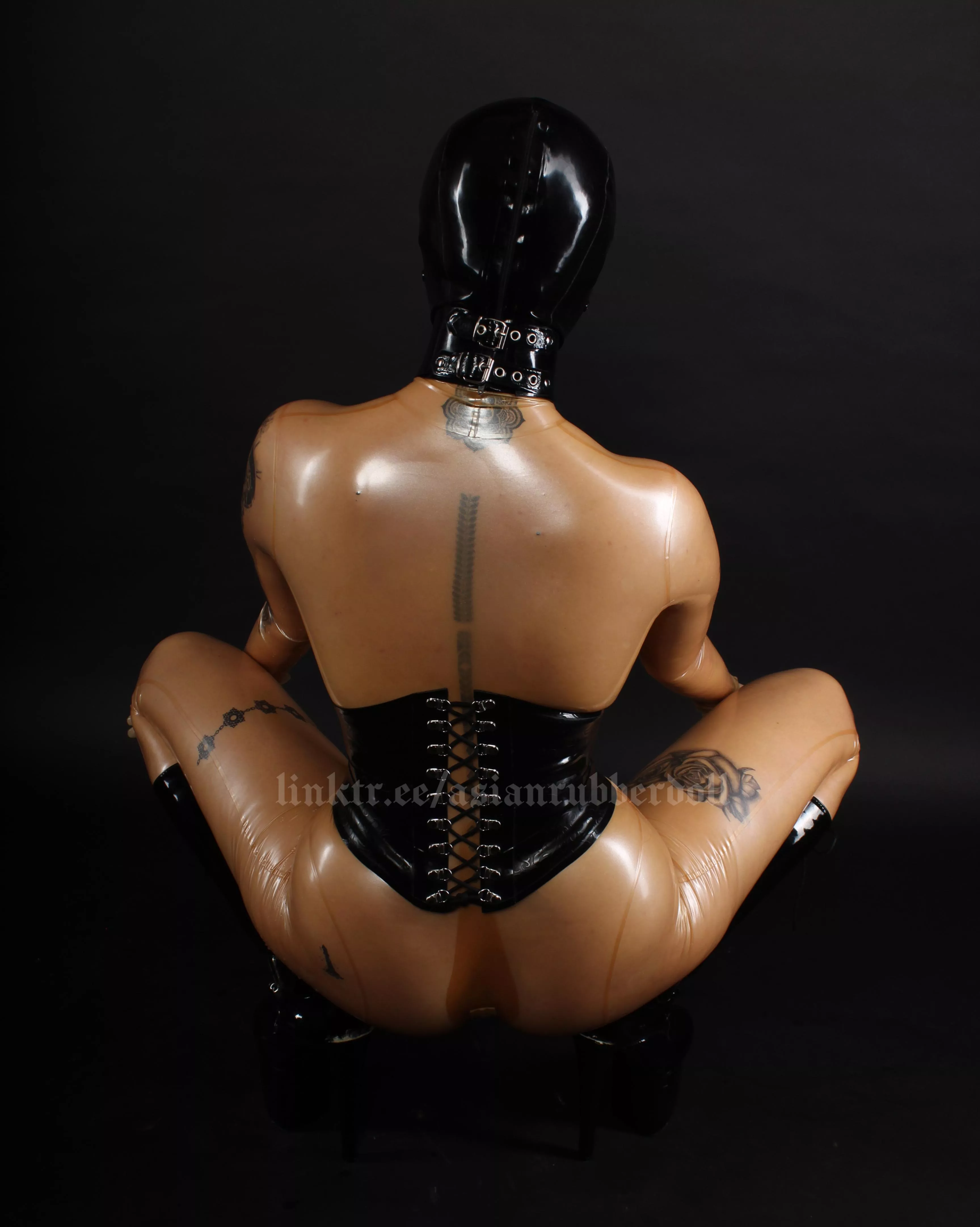 Your tattooed latex girl 🖤