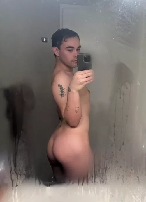 Bare booty for the boys 😋