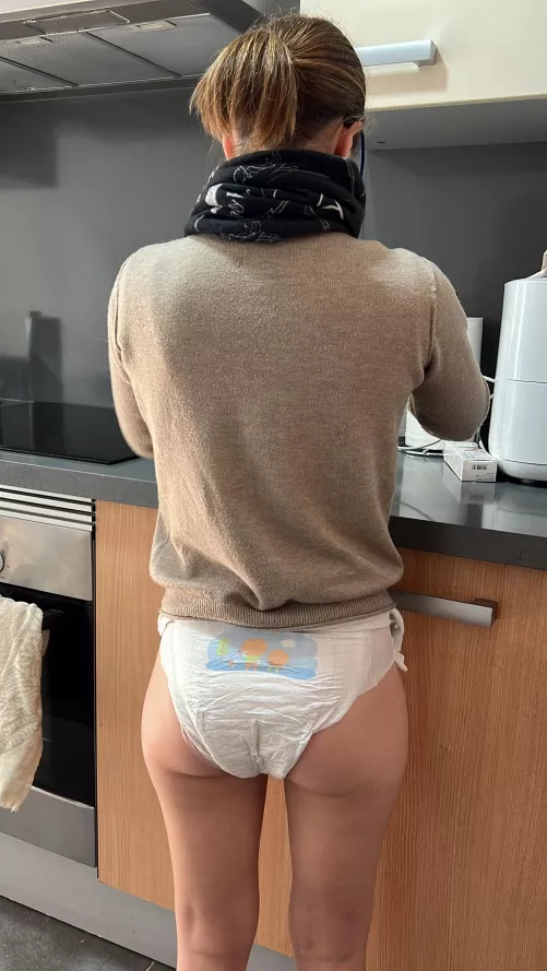 Cooking a lemon cake in diapers