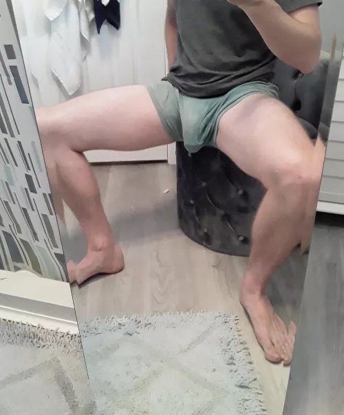 Legs and a fat bulge 😋