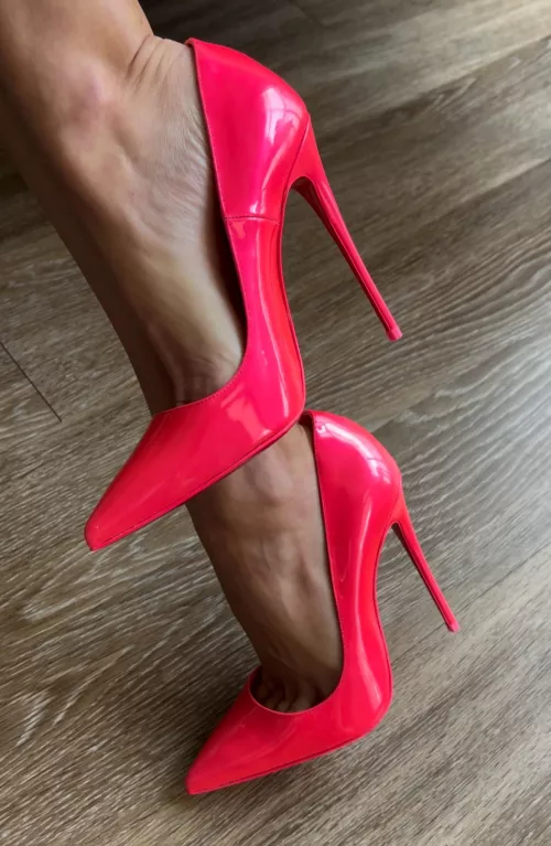 Maybe my fav pair of pumps … fluro pink Loubs 😍