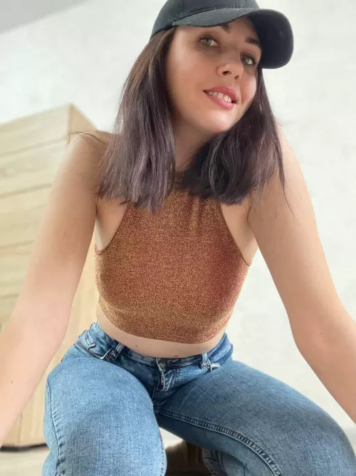 I'm getting ready to go out.)