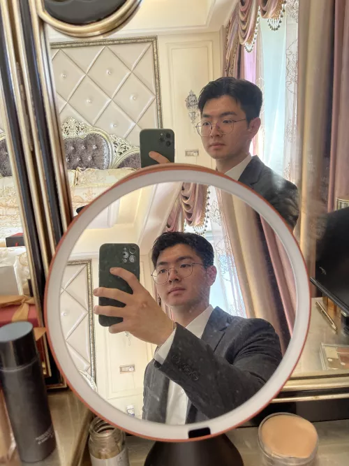 mirrors are kinda dirty i’m sorry