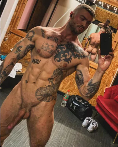 What caught your eye first 😏(30)