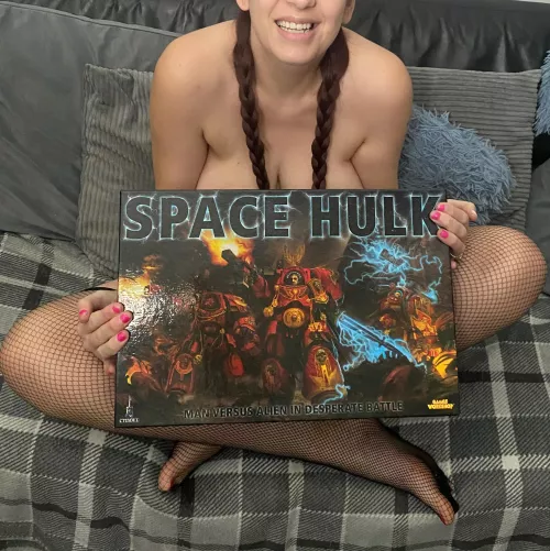 What if we kissed in the corridors of a derelict Space Hulk? 👉🏻👈🏻🥺 just ignore the sounds coming from the vents [f]