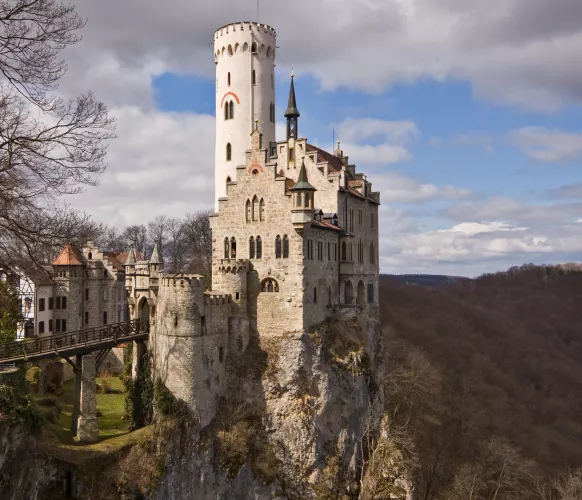 With a heavy heart and a guilty conscience, I kneel at the arched entrance to a magnificent castle overlooking a valley on the outskirts of Riverbed... and awaiting the arrival of a Chess Goddess.
