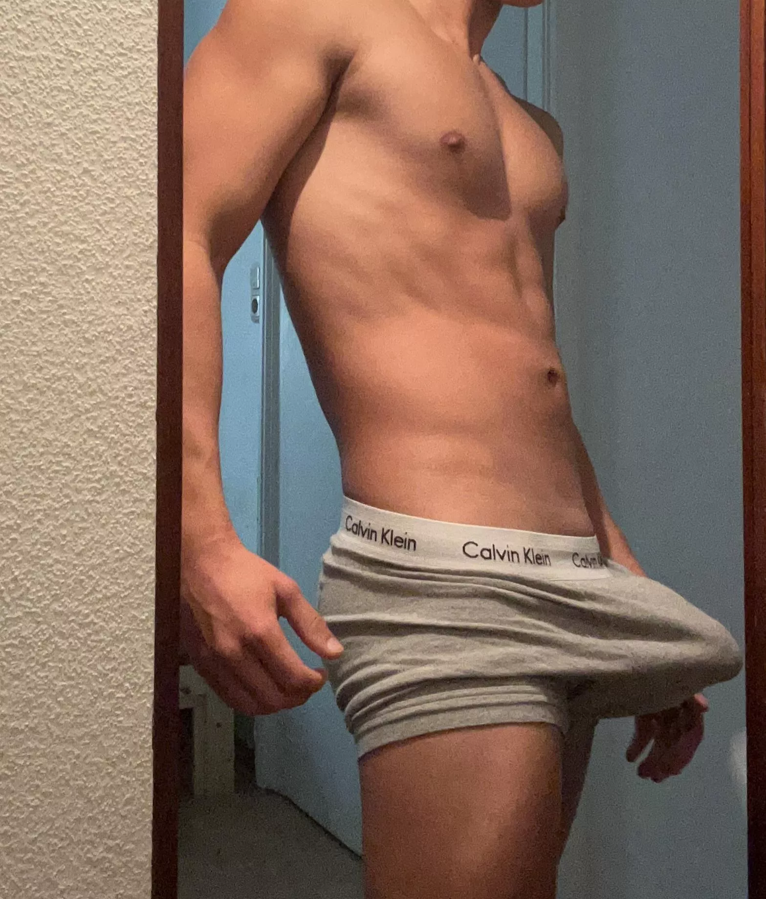 (19)Do you like my bulge?