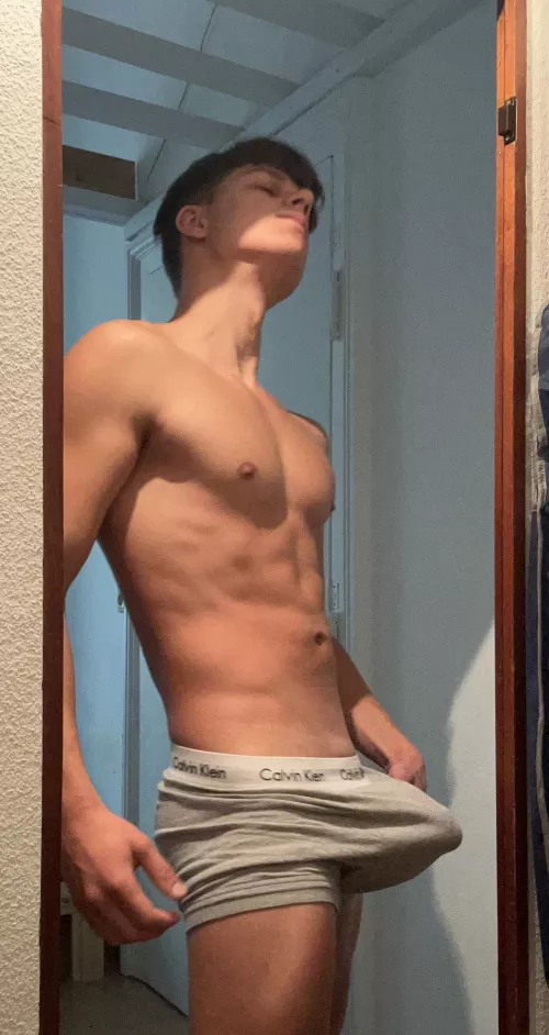 (19)Do you like my bulge?🤔