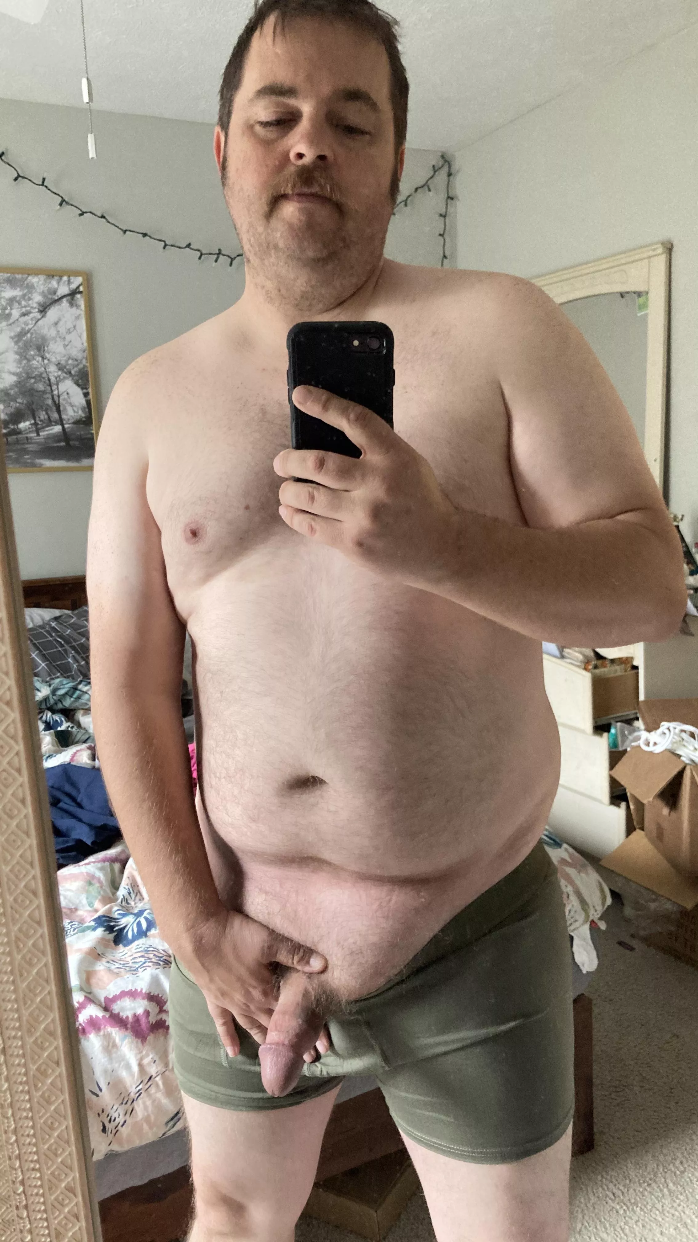 (42) just showing off the dadbod, it needs some attention 😈😉