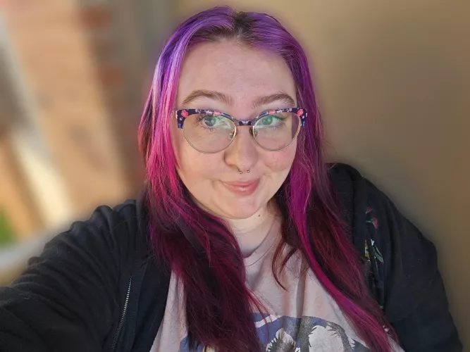 a lil selfie from this morning💗 what color are your eyes?? Mine are blue!