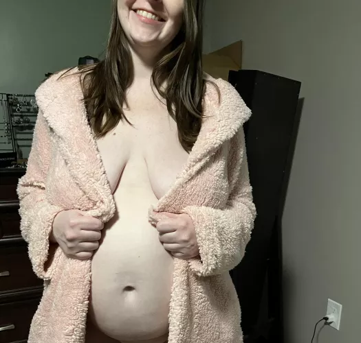 How’s my pregnant belly look in a robe?