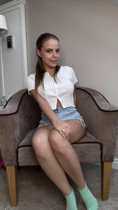 I’m a little shy and don’t know which pose to choose [F]