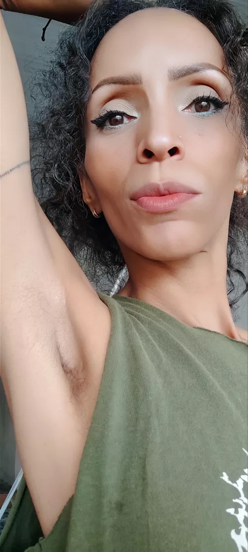 Letting it grow wild – my armpits, my rules, teasing with their untamed sensuality.