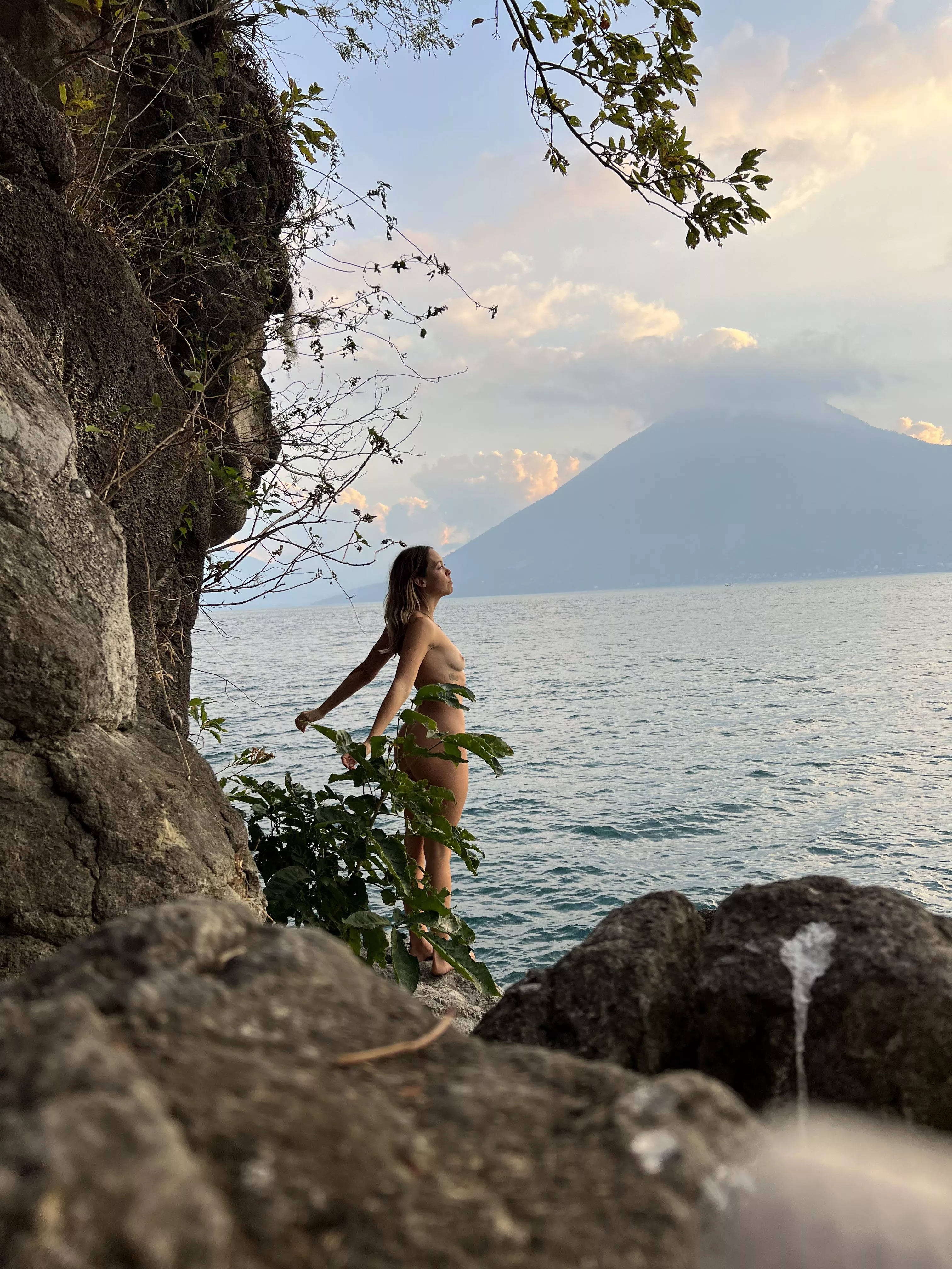 Unapologetically naked, in front of these beautiful mountains 🏔️