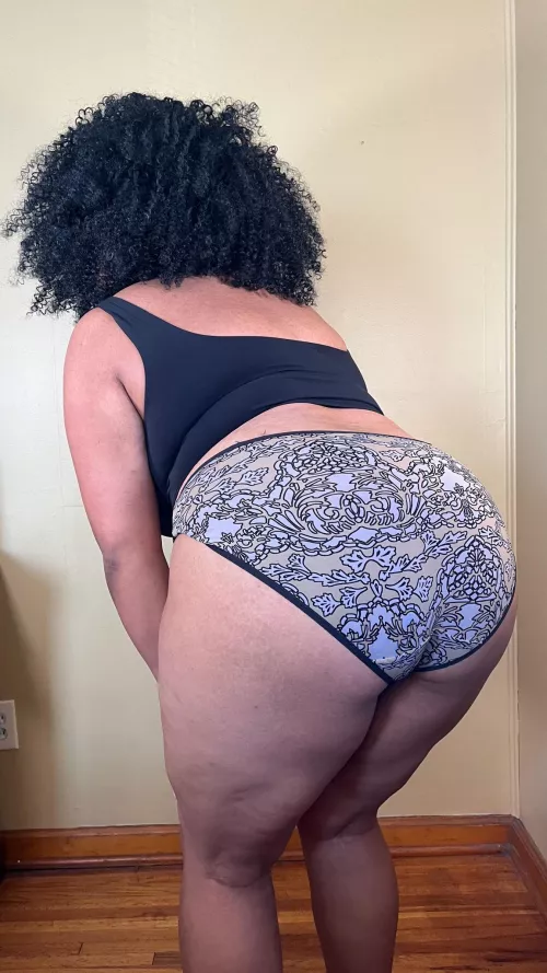 Wanna workout? I heard making out burns 6.4 calories a minute.