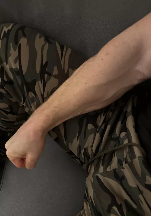 Crazy strong 💪 forearms, wanna have me punish you with these?