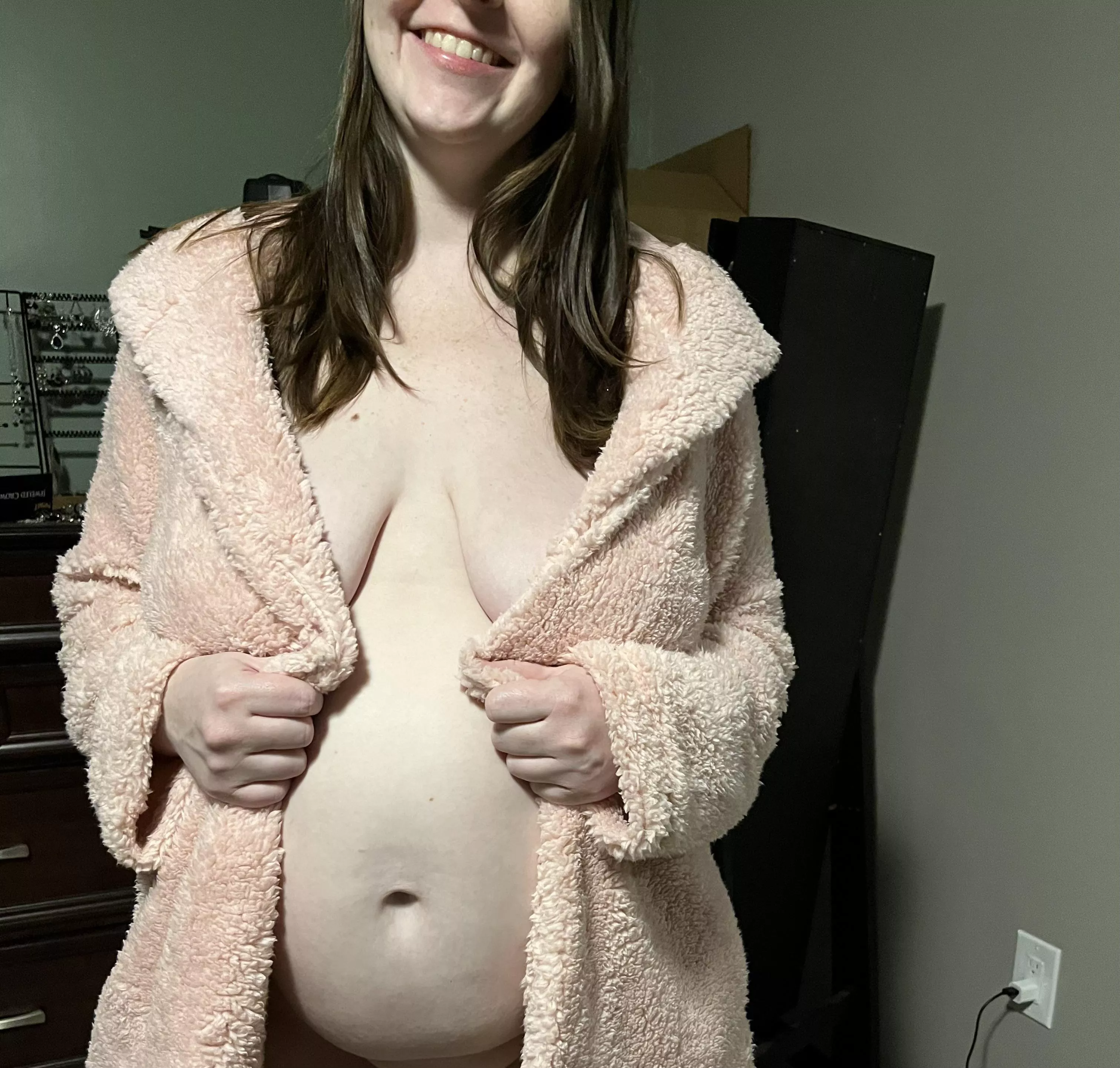 How does my pregnant belly look in a robe?