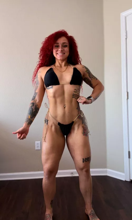 Muscled freckled babe in the house