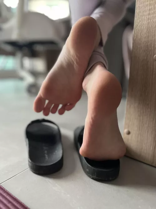 Please pick up my pen from under the table