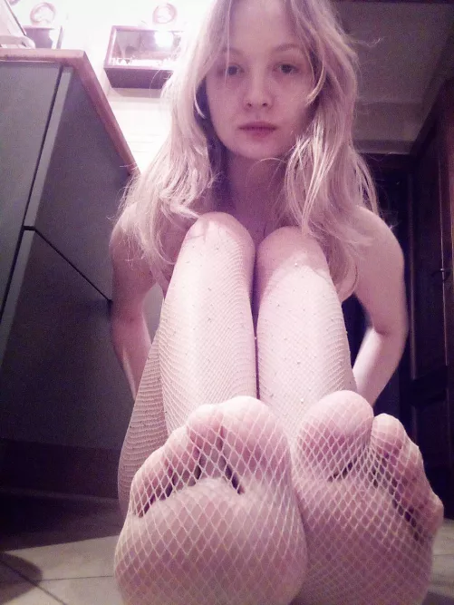 🦶🏻Toes in light Fishnets✨