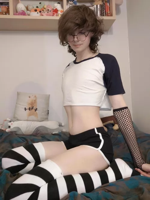 Tummy and fluffy hair :3